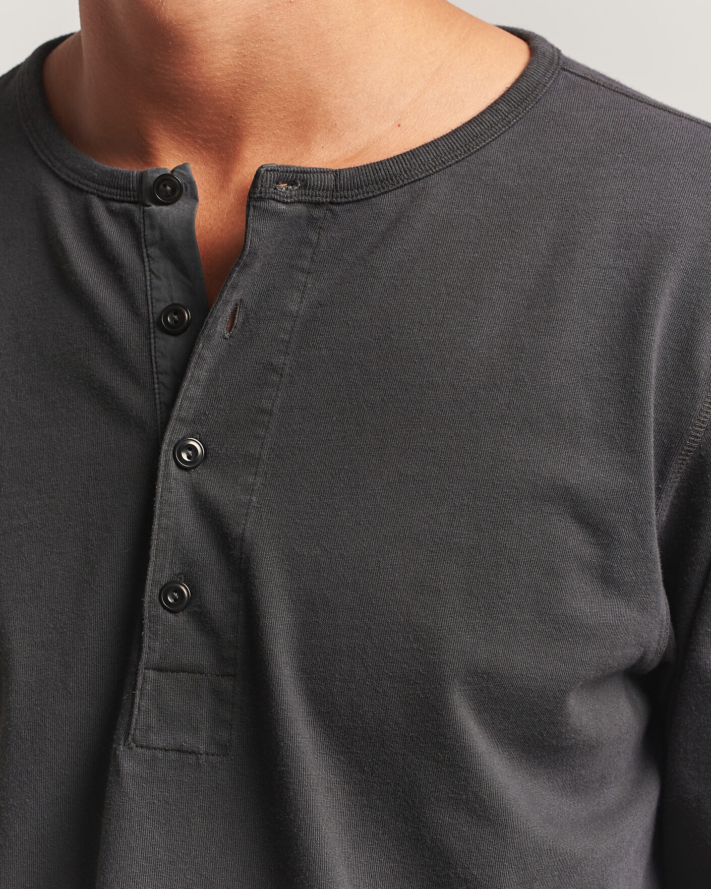 Men | Sweaters & Knitwear | Nudie Jeans | Long Sleeved Henley Antracite