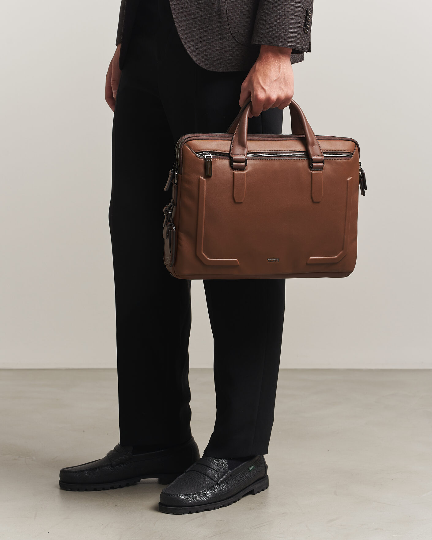 TUMI Harrison Sycamore Slim Leather Brief Cognac Bombe at