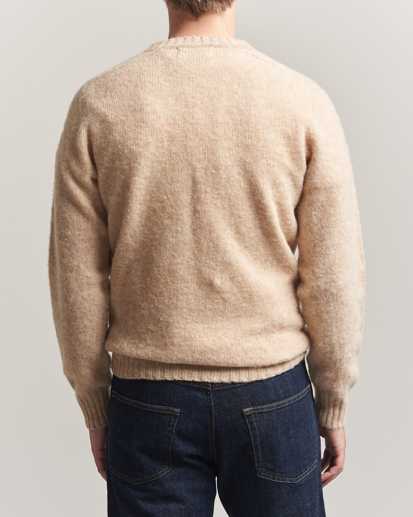 Men | Sweaters & Knitwear | Harley Of Scotland for Care of Carl | Brushed Supersoft Lambswool V-Neck Beige