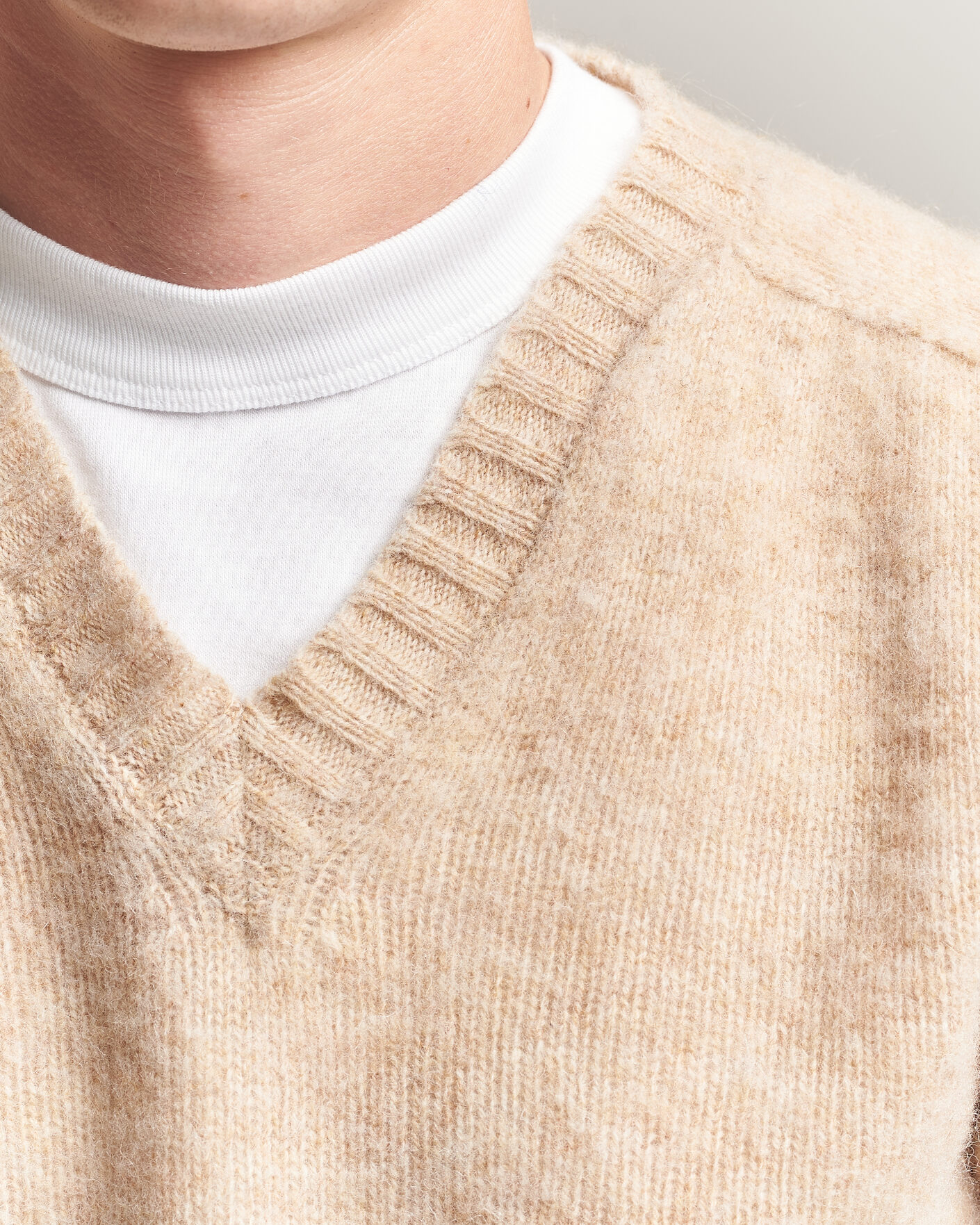 Men | Sweaters & Knitwear | Harley Of Scotland for Care of Carl | Brushed Supersoft Lambswool V-Neck Beige