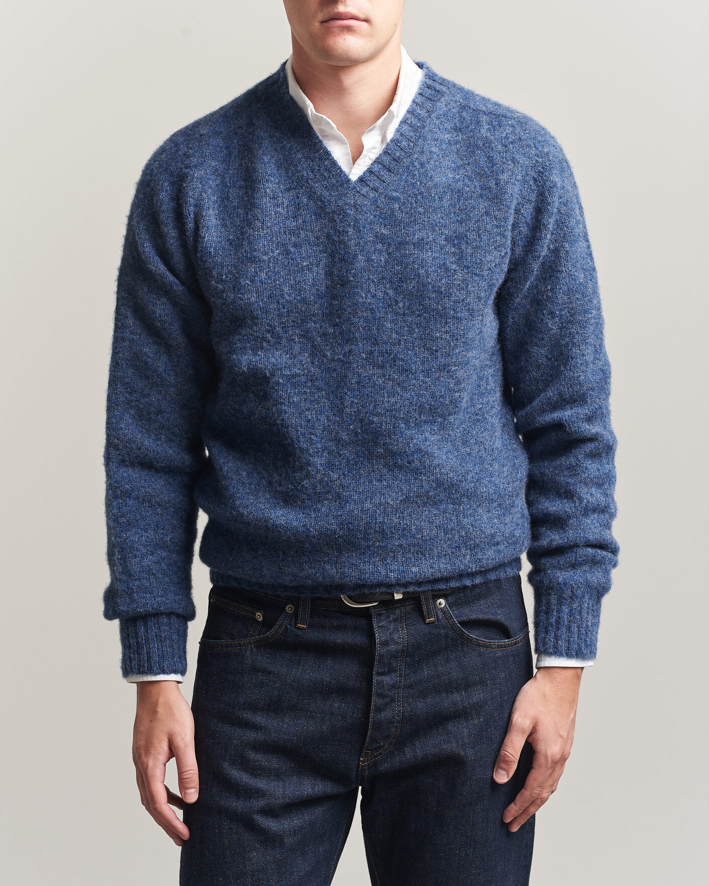 Men | Sweaters & Knitwear | Harley Of Scotland for Care of Carl | Brushed Supersoft Lambswool V-Neck Denim Blue