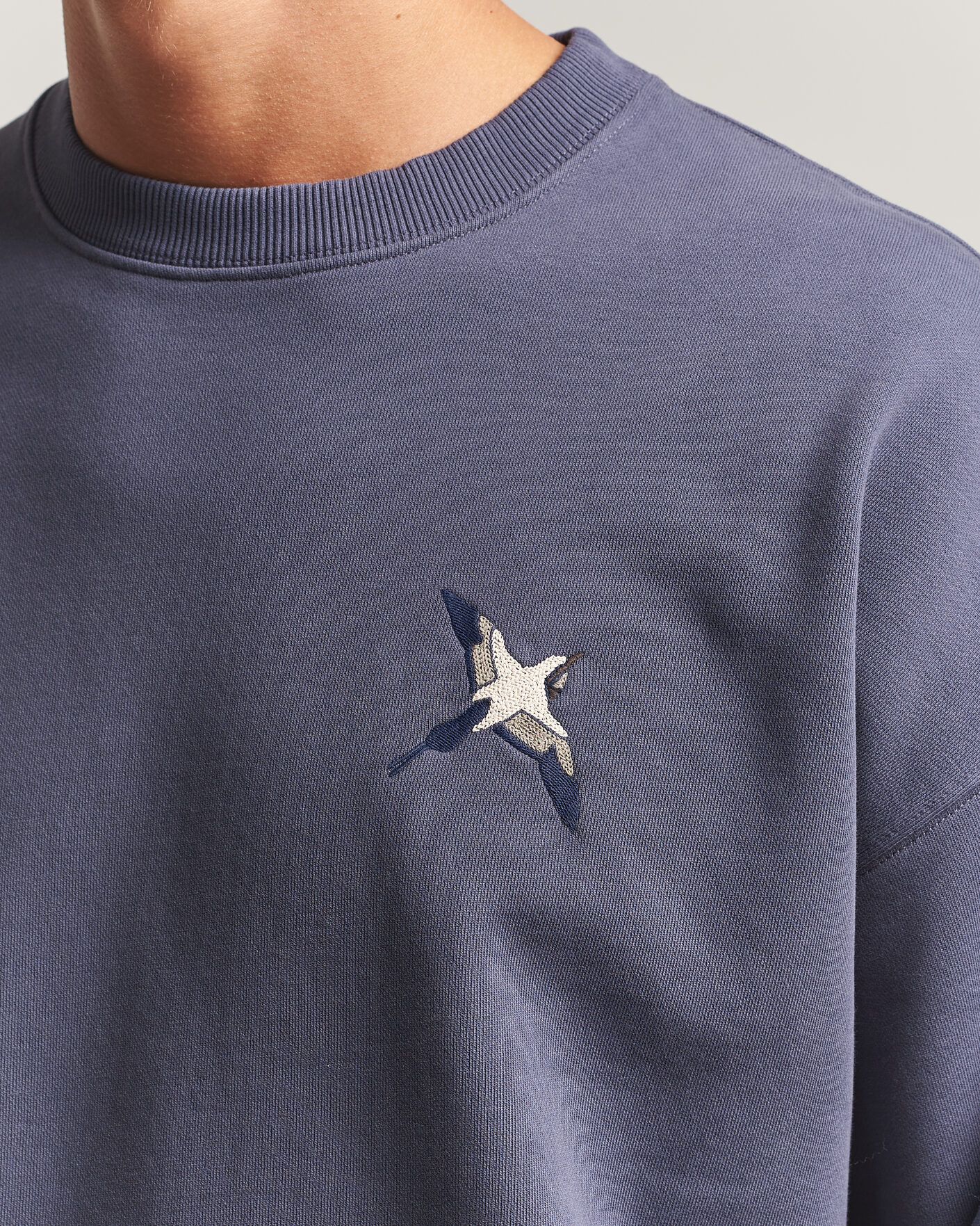 Men | Sweaters & Knitwear | Axel Arigato | Micro Bee Bird Sweatshirt Smoke Grey