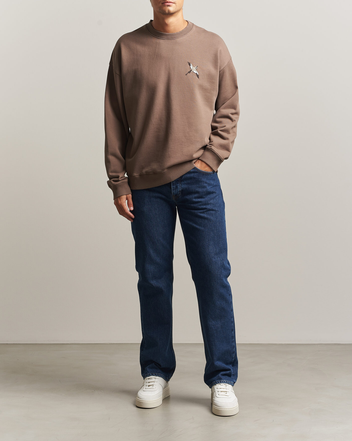 Men | Sweaters & Knitwear | Axel Arigato | Micro Bee Bird Sweatshirt Coffee Brown