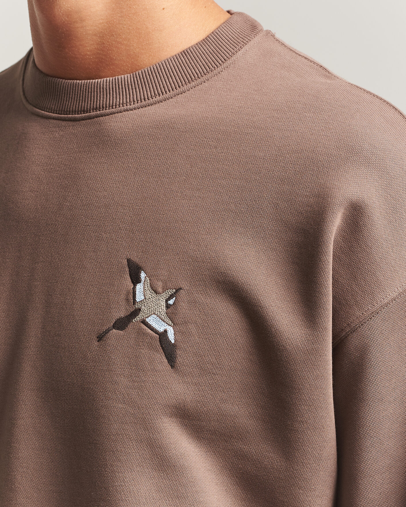 Men | Sweaters & Knitwear | Axel Arigato | Micro Bee Bird Sweatshirt Coffee Brown
