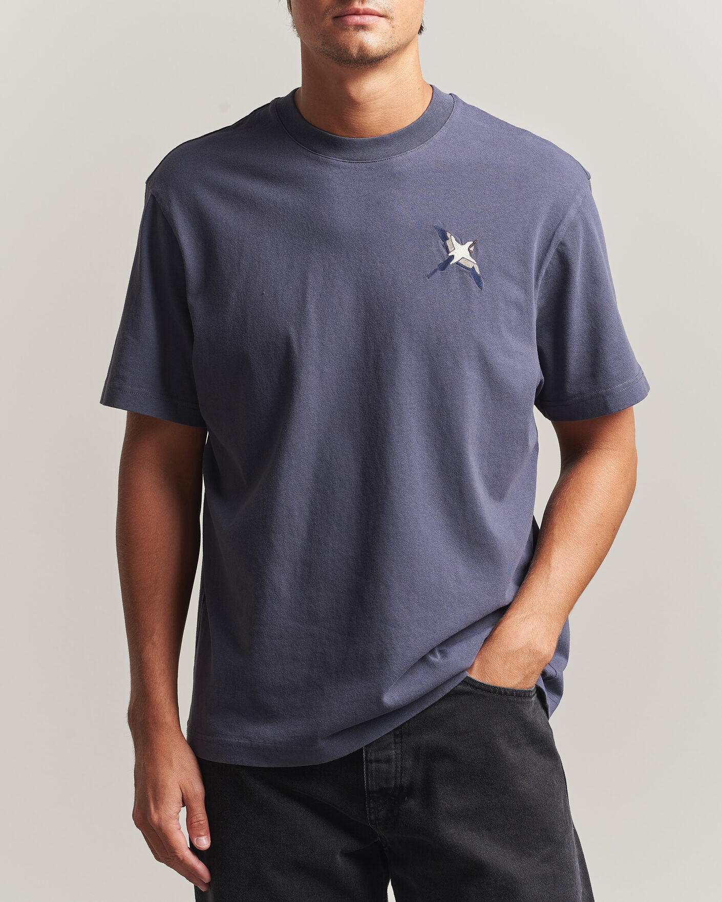 Men | T-Shirts | Axel Arigato | Micro Bee Birt T-Shirt Smoke Grey