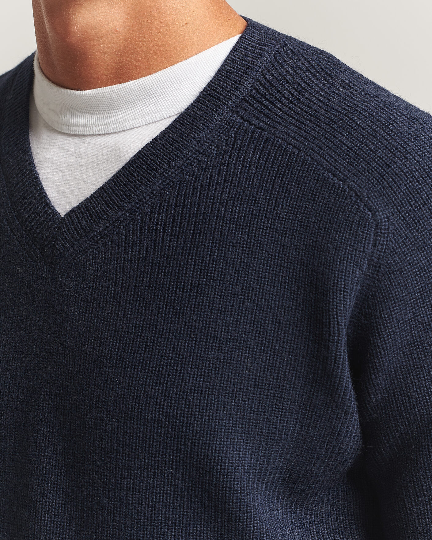 Men | Sweaters & Knitwear | Tiger of Sweden | Logan Wool Knitted V-Neck Night Grape
