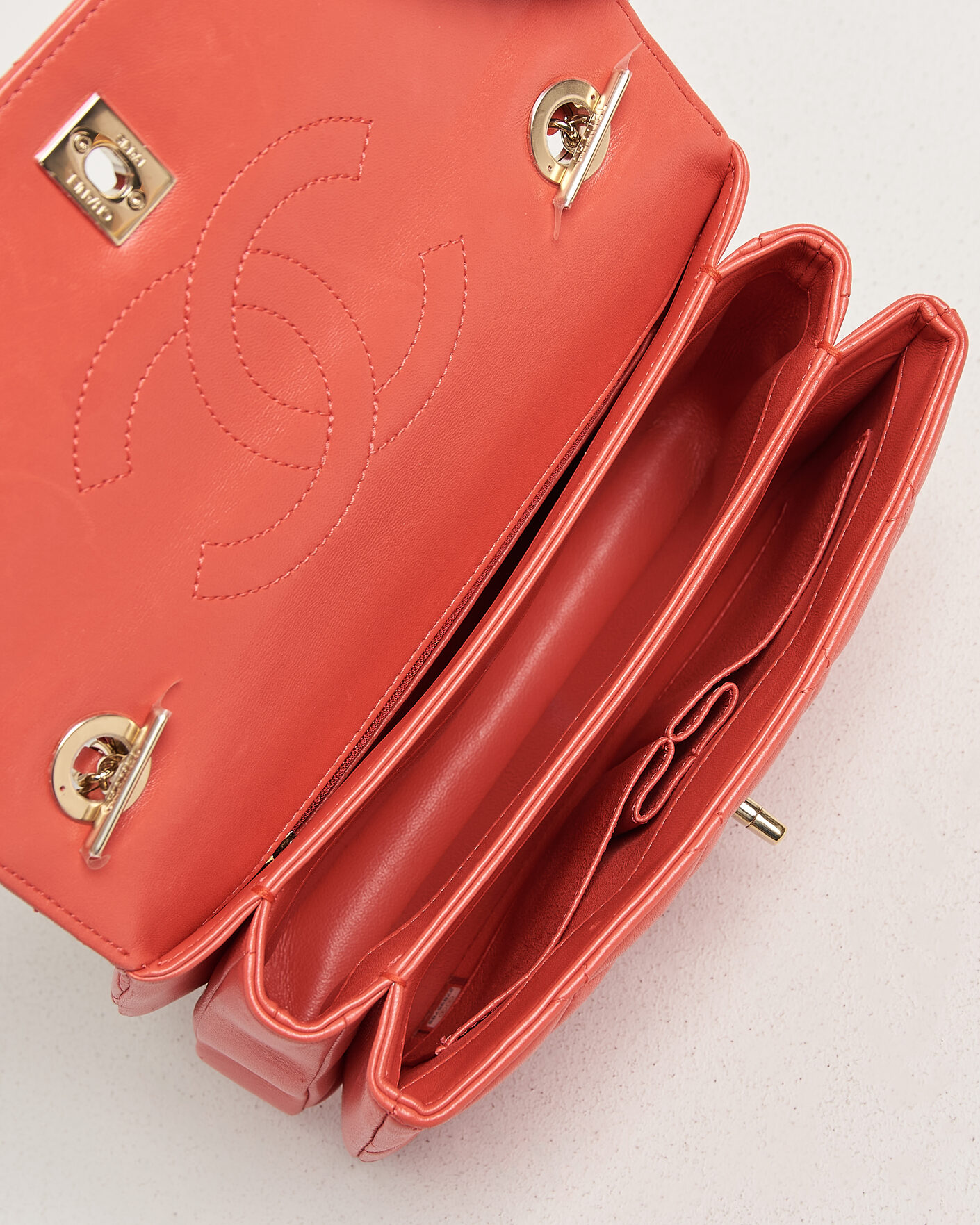 Men | Pre-Owned & Vintage Bags | Chanel Pre-Owned | Trendy CC Top Handle Bag Coral