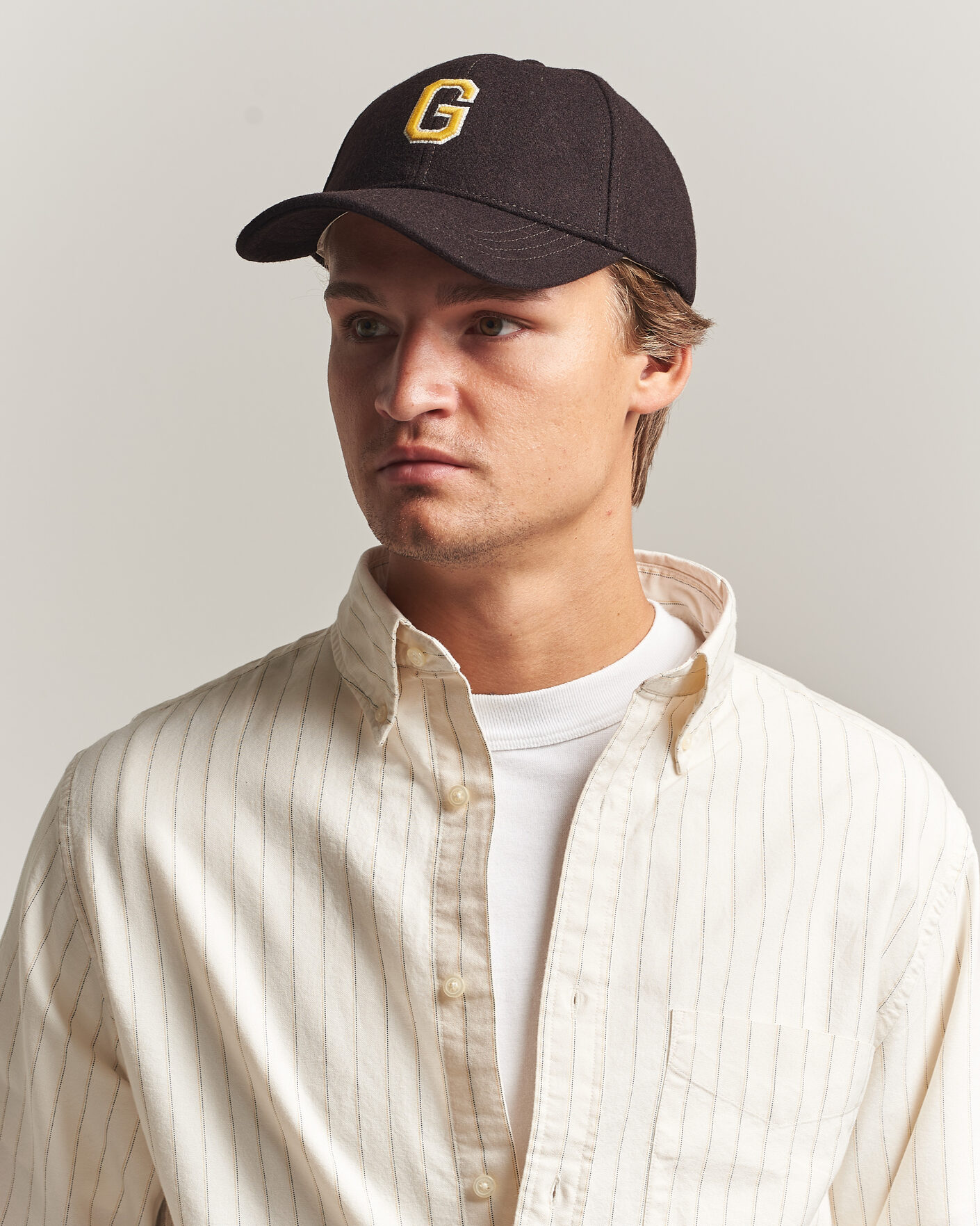 Men | Hats & Caps | Gant | G Badge Wool Melton Cap Charred Wood Brown