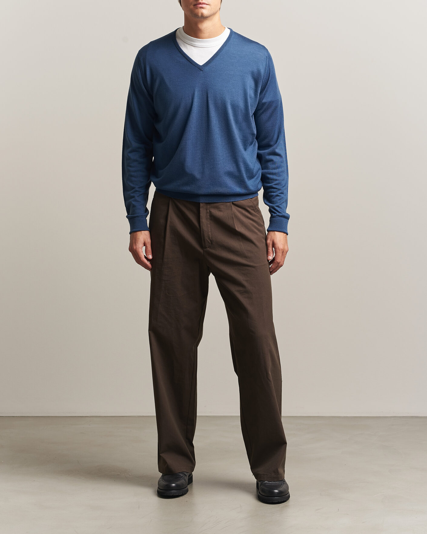 Men | Sweaters & Knitwear | John Smedley | Bobby Extra Fine Merino V-Neck Pullover Teal Firth