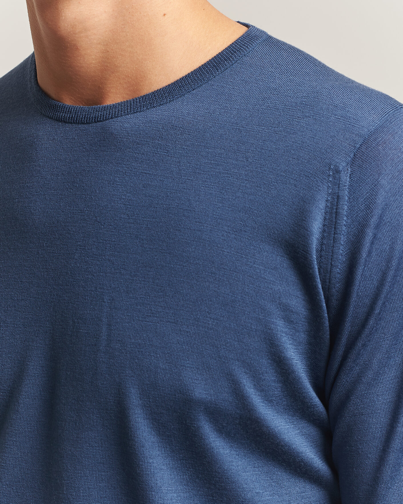 Men | Sweaters & Knitwear | John Smedley | Lundy Extra Fine Merino Crew Neck Teal Firth