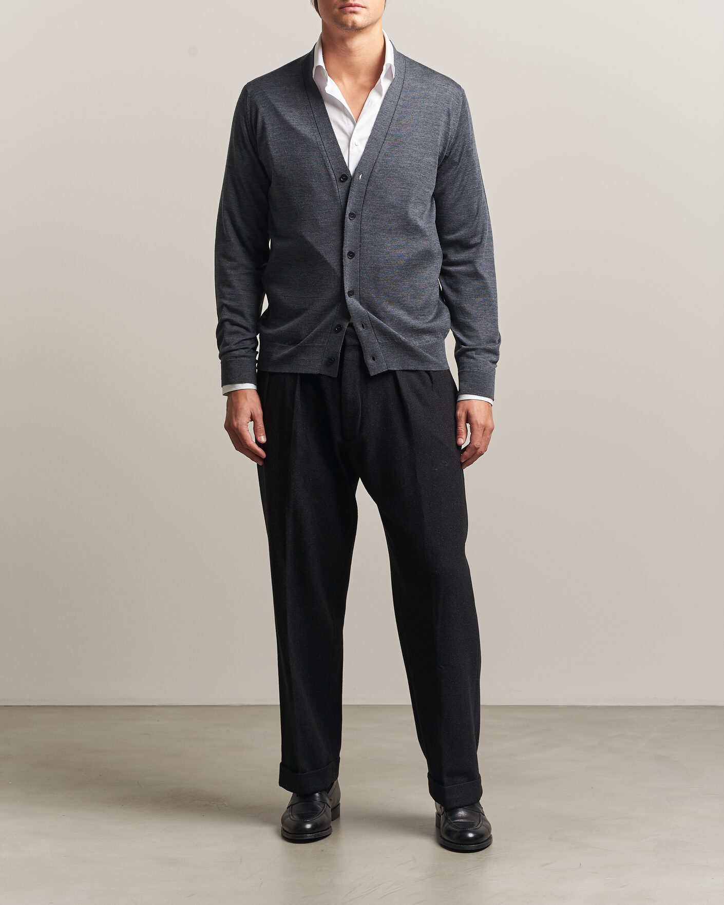 Men | Sweaters & Knitwear | John Smedley | Bradrick Extra Fine Merino Cardigan Charcoal