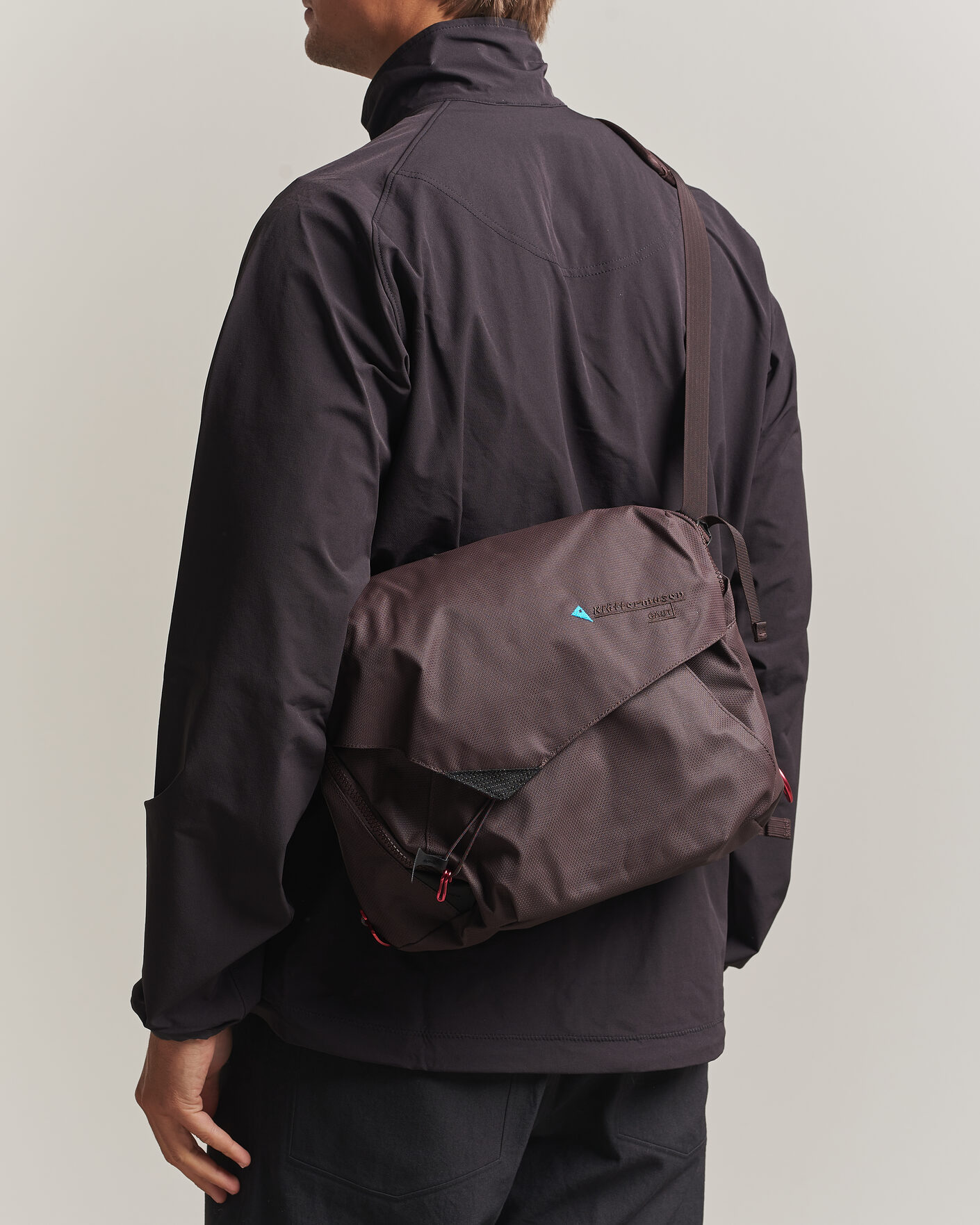 KlättermusenGaut Messenger bagRaven at CareOfCarl.com