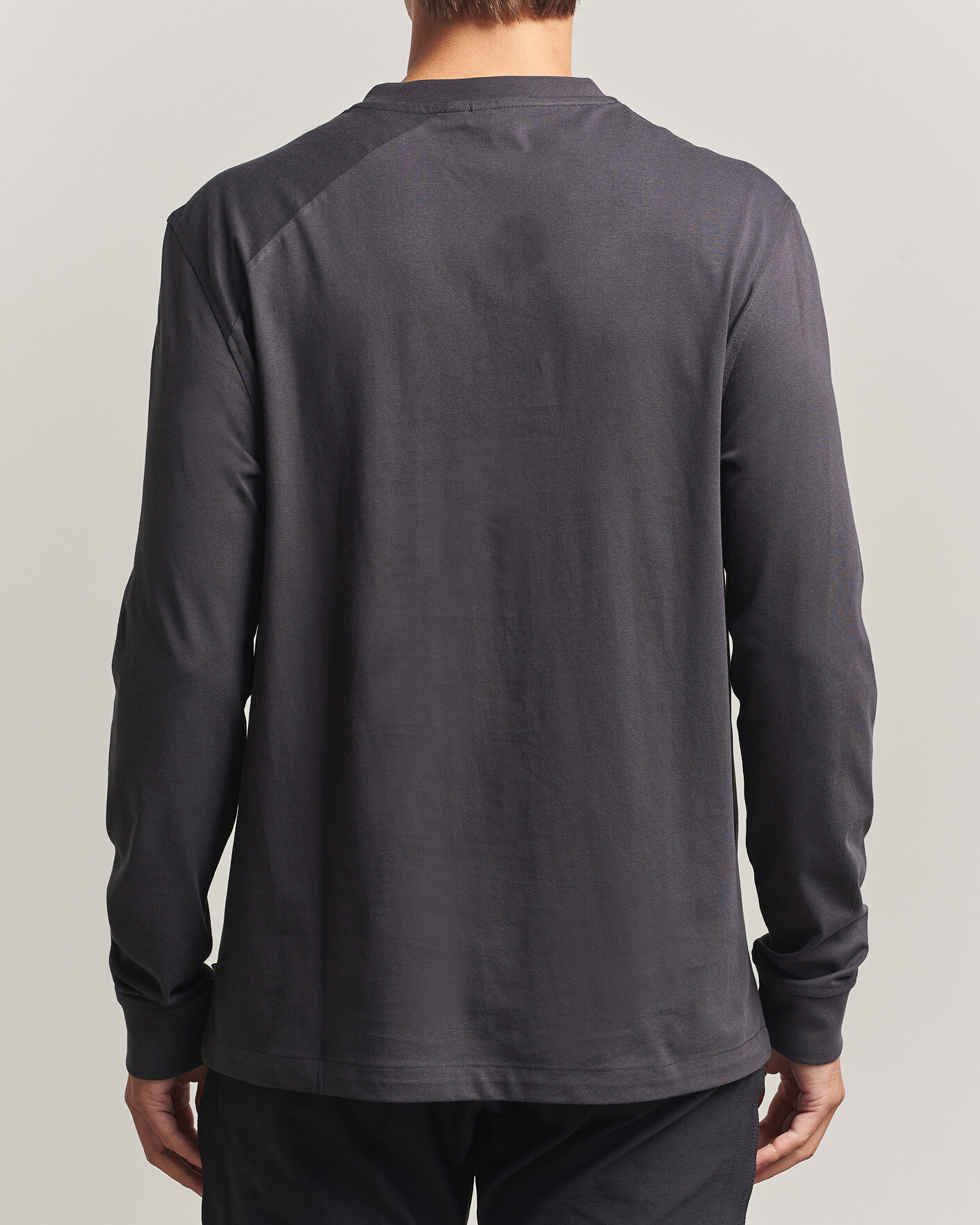 Men | T-Shirts | Klättermusen | Root Long Sleeve Logo T-Shirt Raven