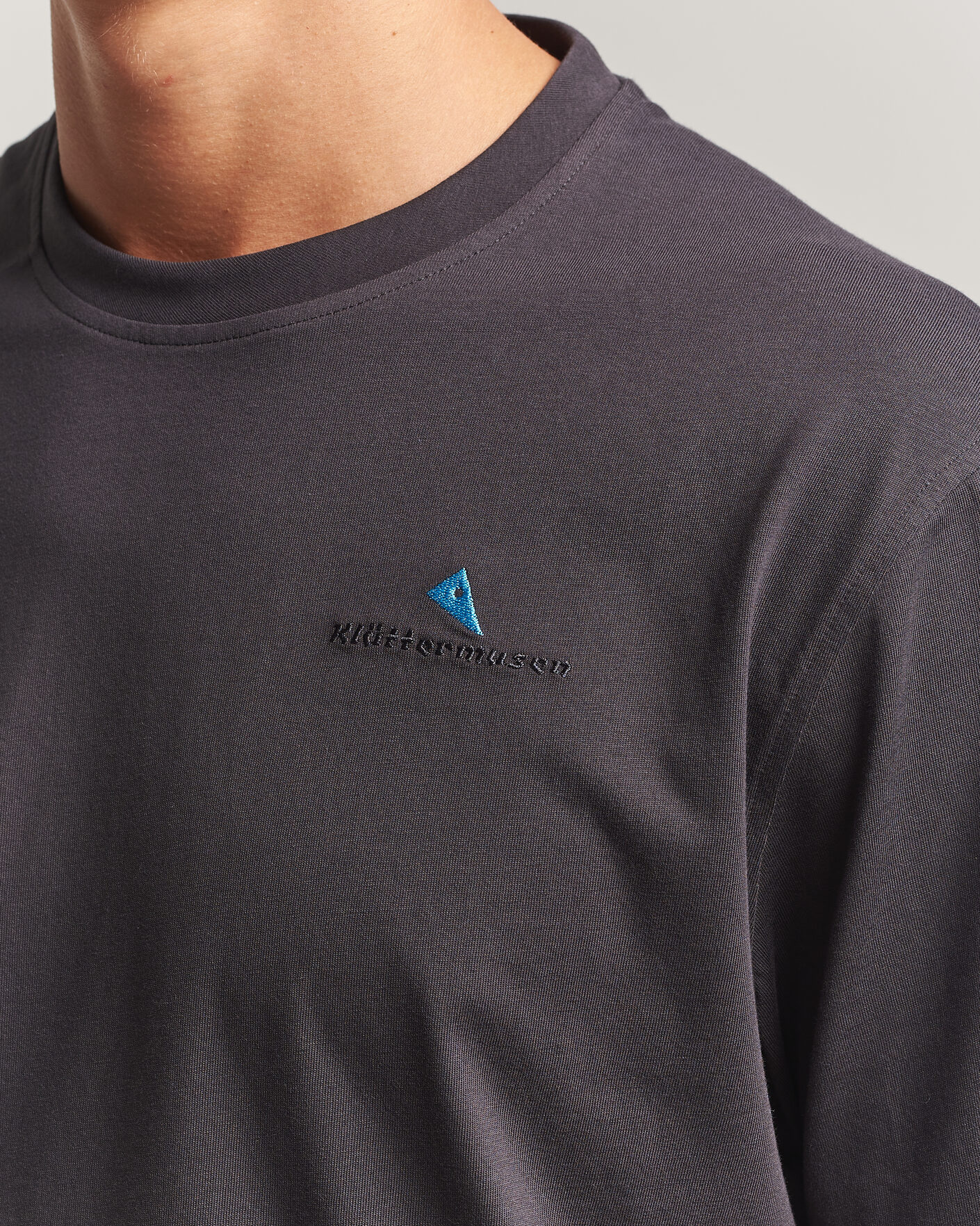 Men | T-Shirts | Klättermusen | Root Logo T-Shirt Raven