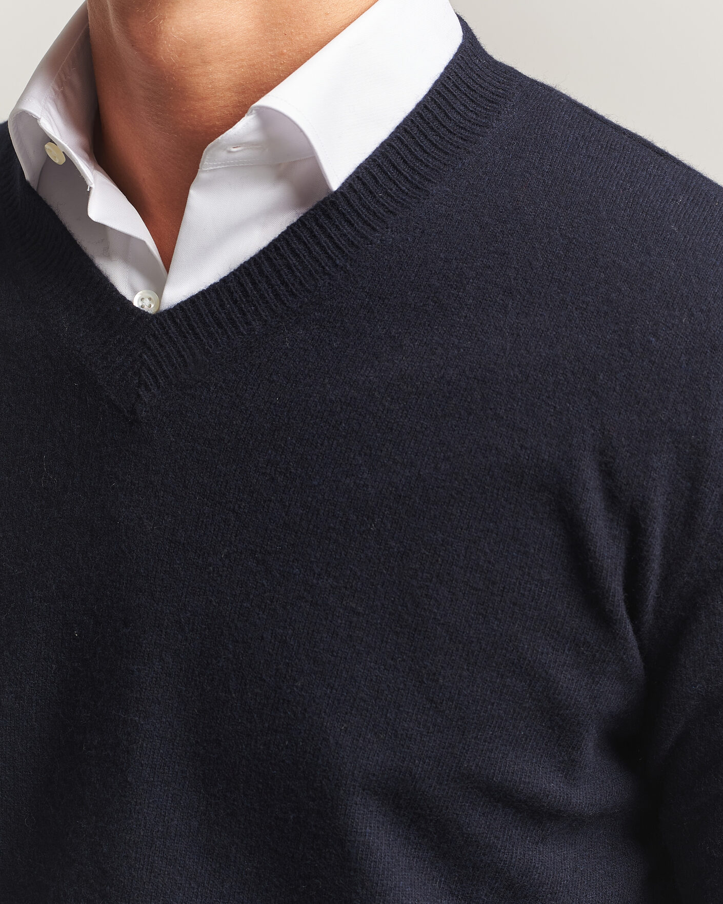 Men | Sweaters & Knitwear | Oscar Jacobson | Gregor Wool/Cashmere V-Neck Navy