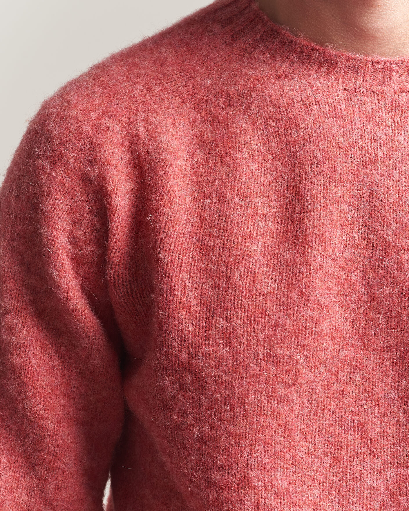 Men | Sweaters & Knitwear | Harley Of Scotland | Brushed Supersoft Lambswool Crewneck Tea Rose