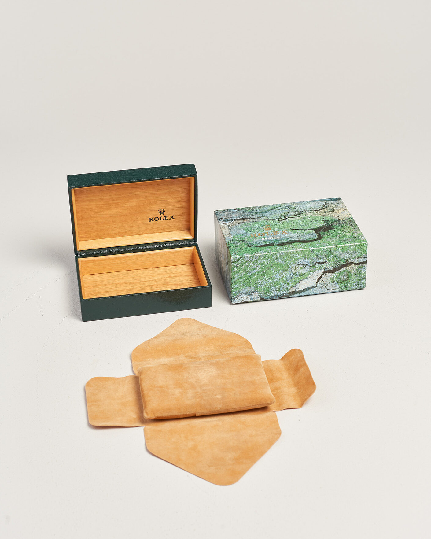 Rolex Pre-Owned Rolex Box 68.00.01 at CareOfCarl.com