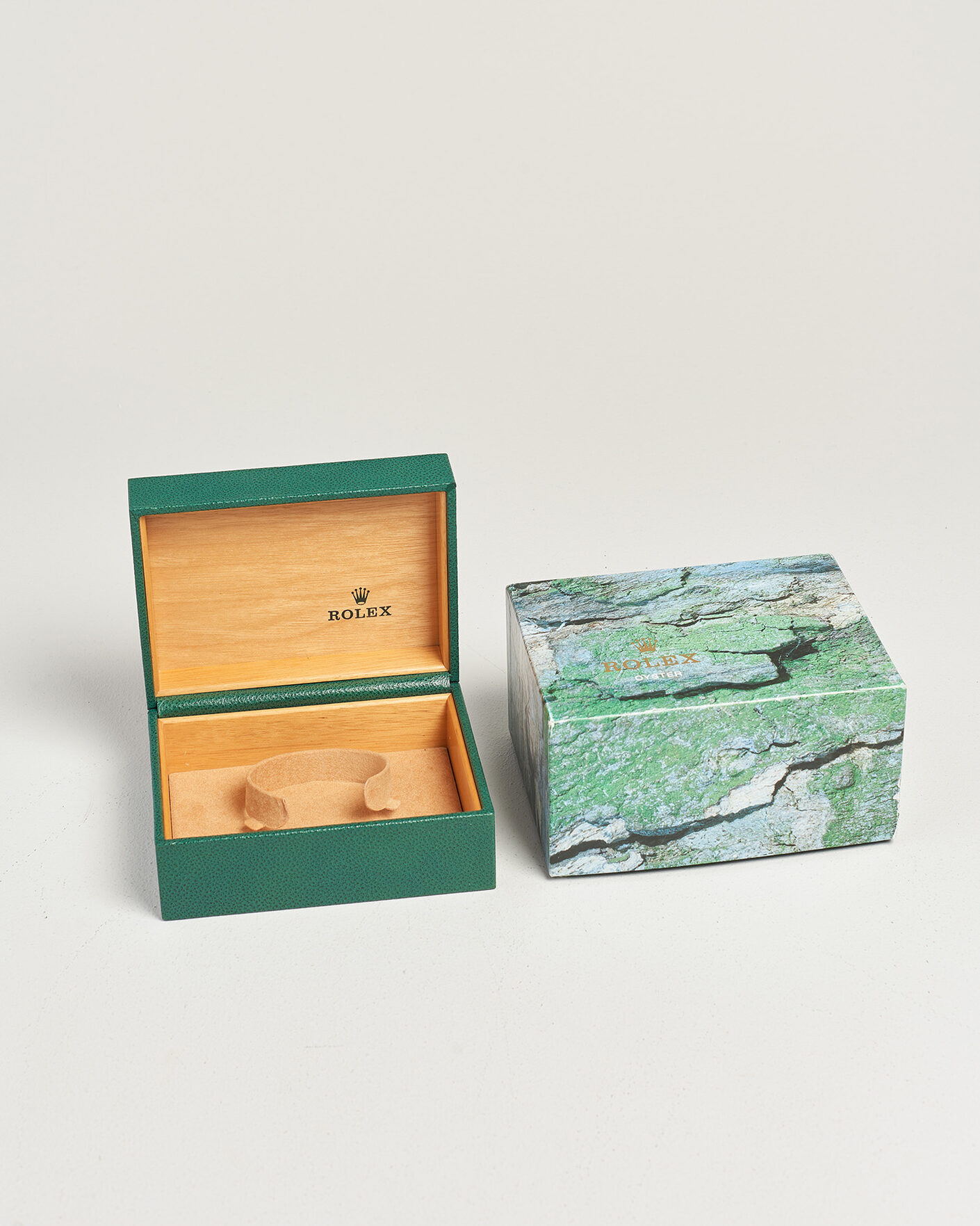 Rolex Pre-Owned Rolex Box 64.00.01 at CareOfCarl.com