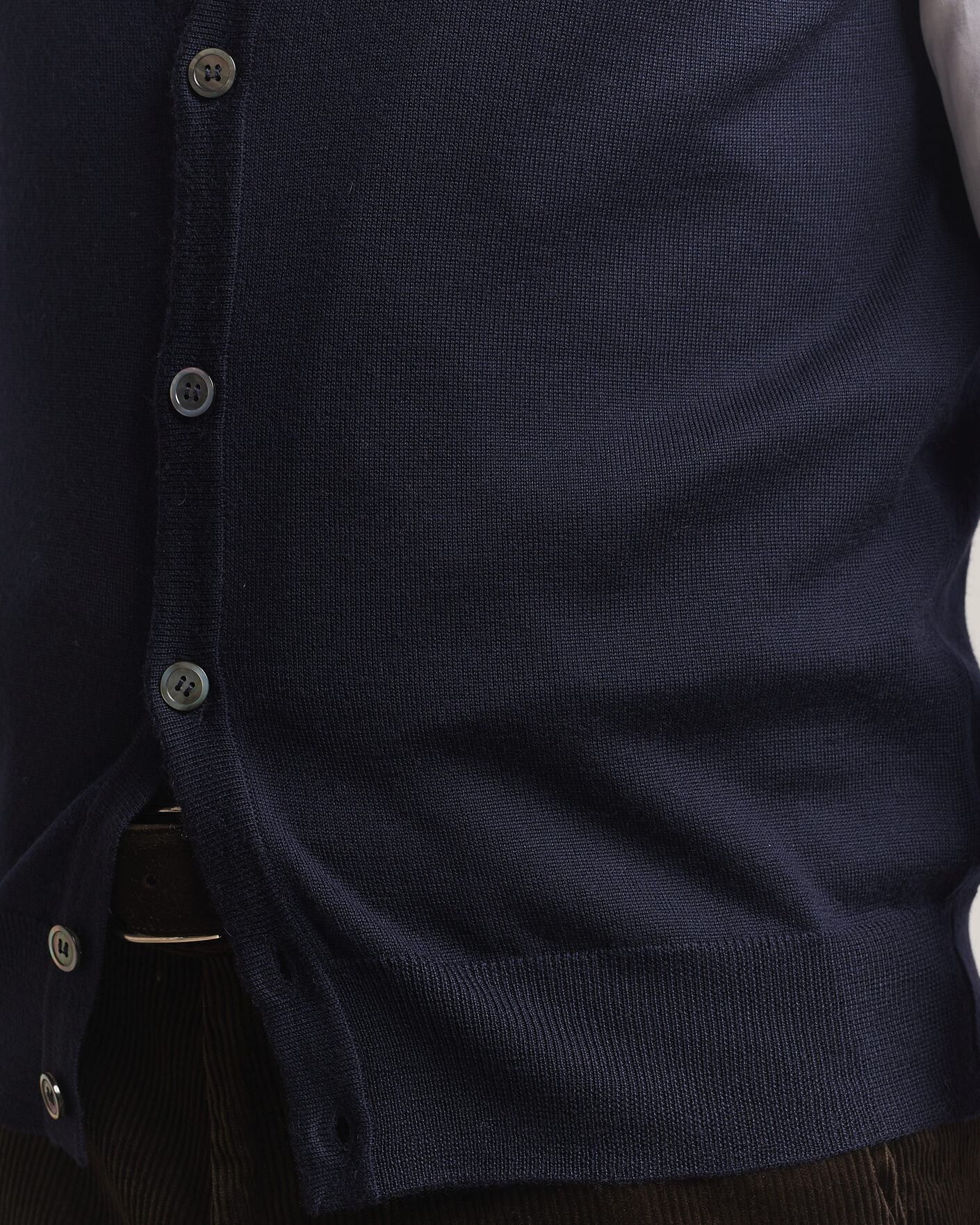 Men | Sweaters & Knitwear | Morgano | Extra Fine Merino Wool Sleevles Cardigan Vest Navy