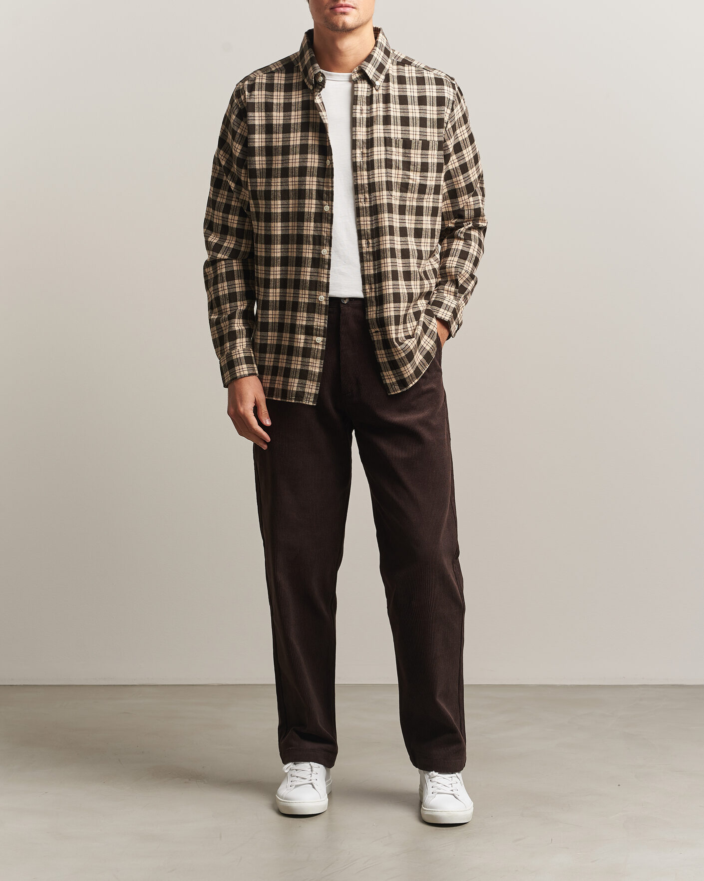 Men | Trousers | A Day's March | Redwood Corduroy Trousers Dark Brown