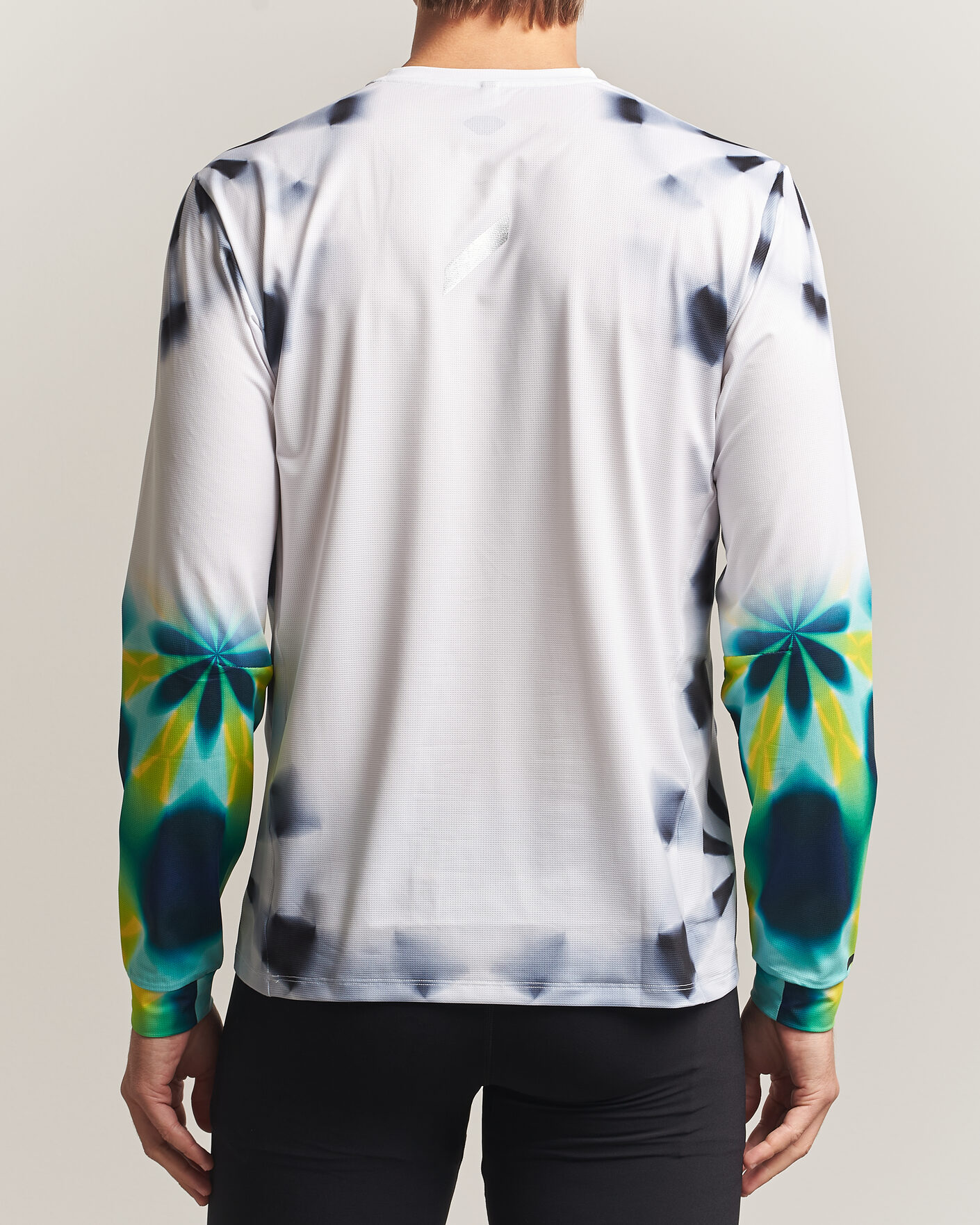 Men | T-Shirts | SOAR Running | LS Printed Tech T-Shirt White/Grey