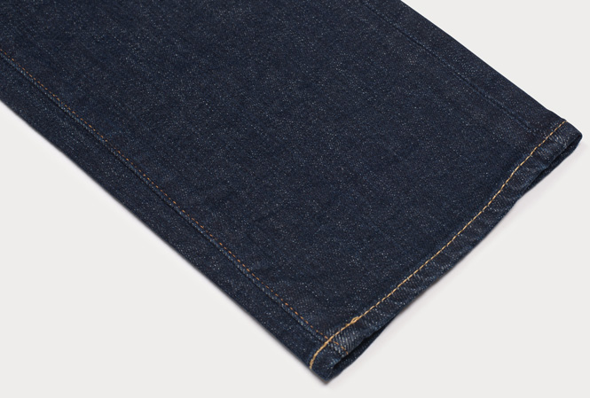 Nærbilde på nederste del av buksebenet på et par jeans