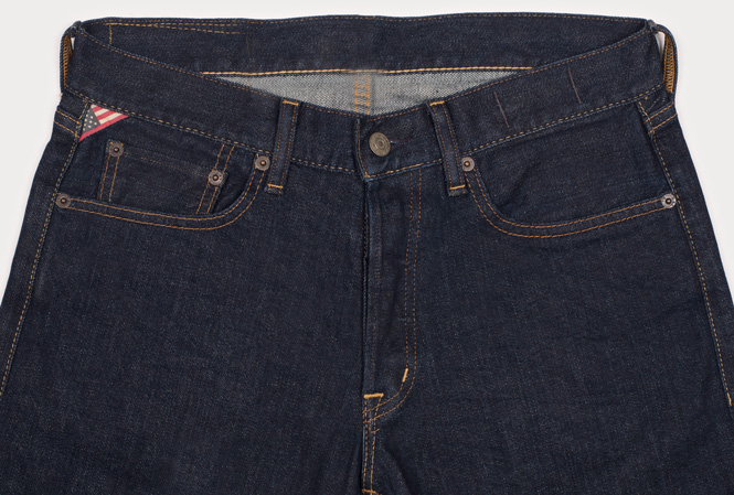 Närbild på ett par mörkblå jeans