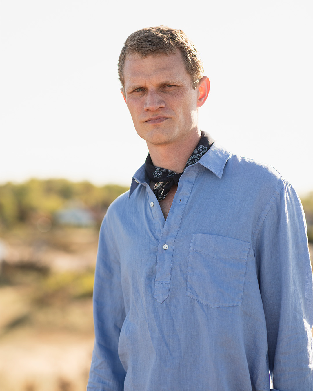 Blå linneskjorta med scarf