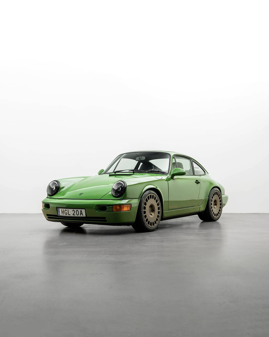 Vintage Cars in Store: Porsche 911 Carrera 4 “Redrum” – An Air-Cooled Classic with a New Soul